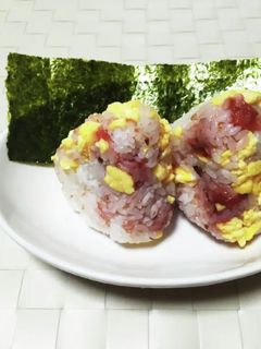 お弁当にも。梅おかか炒り卵おにぎり-レシピのメイン写真