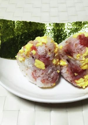 お弁当にも。梅おかか炒り卵おにぎり-レシピのメイン写真