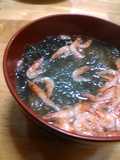 とろろ昆布と桜えびの海鮮汁