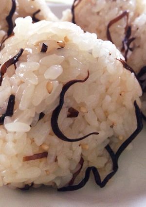 今話題の＊オイルおにぎり♯ごま油と塩昆布-レシピのメイン写真