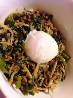 温玉のせ☆ピリ辛ニラもやし丼-レシピのメイン写真