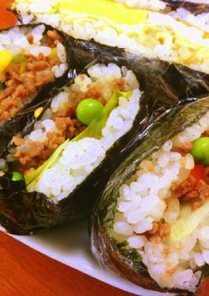 甘辛ひき肉のおにぎらず♪-レシピのメイン写真