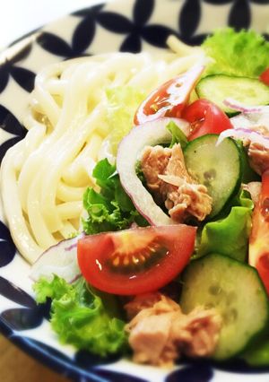 暑い日に冷たいサラダうどん☆ツナ缶で美味-レシピのメイン写真