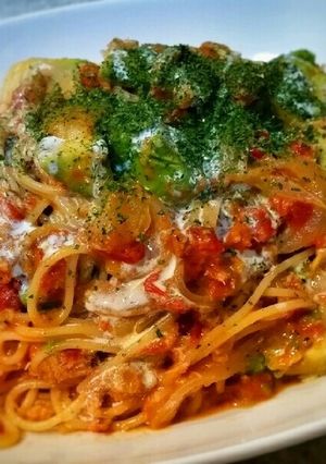 カニ缶とアボカドのトマトクリームパスタ-レシピのメイン写真