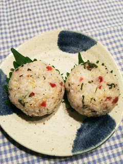 キヌアご飯!大葉☆梅おにぎり♪-レシピのメイン写真