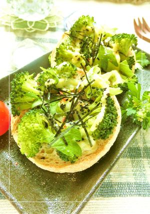 ブロッコリーのごま塩レモントースト-レシピのメイン写真