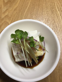 紫玉ねぎとかいわれをのせた冷奴-レシピのメイン写真