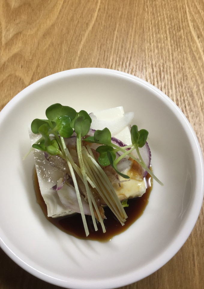 紫玉ねぎとかいわれをのせた冷奴-レシピのメイン写真