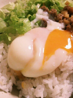 たけのこと挽き肉の温泉卵丼-レシピのメイン写真