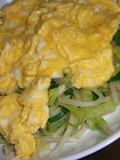 野菜炒めオムレツのせ☆塩コショウで旨い!-レシピのメイン写真