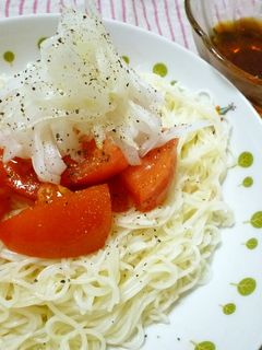 さっぱり!トマトと酢玉ねぎのせ素麺♪-レシピのメイン写真