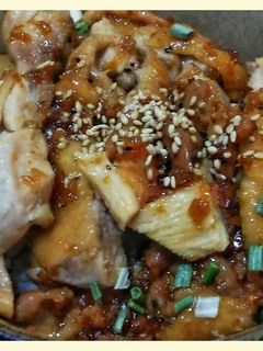 幸せ過ぎる! 鶏モモ肉の煮込みステーキ丼-レシピのメイン写真