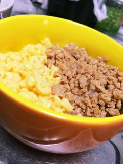お父さんの2色鶏そぼろ丼!-レシピのメイン写真