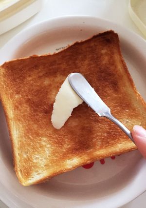 バターを染み込ませる♪簡単塩パン♪-レシピのメイン写真