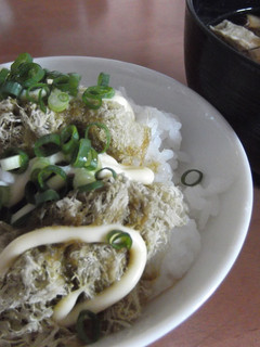とろろ昆布にマヨねぎのっけ飯-レシピのメイン写真