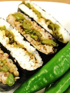 万願寺甘とう塩昆布炒めおにぎらず-レシピのメイン写真