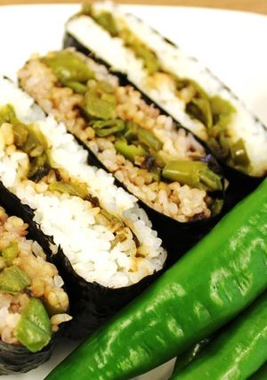 万願寺甘とう塩昆布炒めおにぎらず-レシピのメイン写真