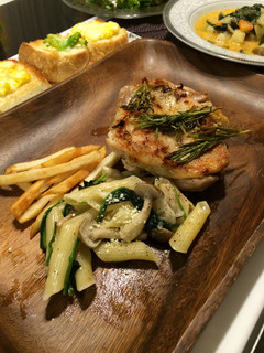 ローズマリーチキンとパスタプレート-レシピのメイン写真