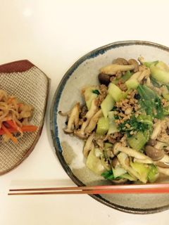 青梗菜とキノコの鳥そぼろビール炒め-レシピのメイン写真