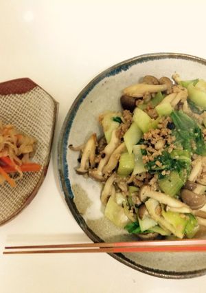 青梗菜とキノコの鳥そぼろビール炒め-レシピのメイン写真