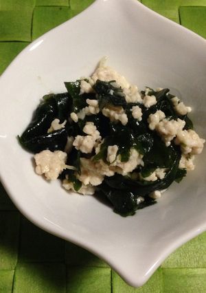酒鶏そぼろでワカメあえ-レシピのメイン写真