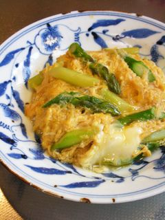 グリーンアスパラと新玉ねぎの卵とじ丼♪-レシピのメイン写真