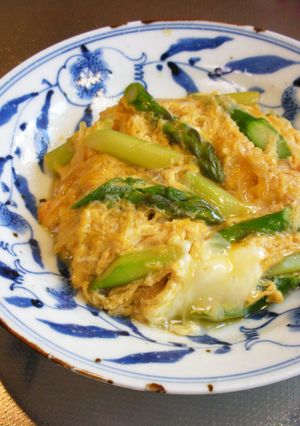 グリーンアスパラと新玉ねぎの卵とじ丼♪-レシピのメイン写真