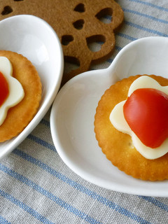 簡単カナッペ~ミニトマトとチーズでお花♡-レシピのメイン写真