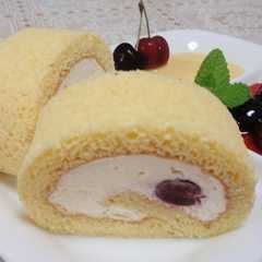 รูปของ さくらんぼのバニラロールケーキ
