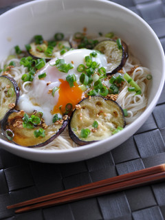 ごま香る♪茄子と温玉のアレンジそうめん-レシピのメイン写真