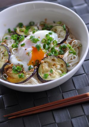 ごま香る♪茄子と温玉のアレンジそうめん-レシピのメイン写真