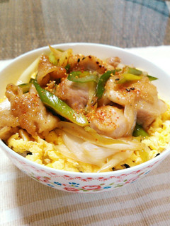 ランチ・麺類のお供にも♬ねぎ鶏たまご丼-レシピのメイン写真