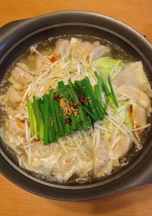 超簡単で美味しい！塩餃子鍋【もつ鍋風】-レシピのメイン写真