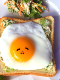 ぐでたま目玉焼き*食パンでオープンサンド-レシピのメイン写真