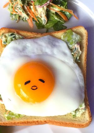 ぐでたま目玉焼き＊食パンでオープンサンド-レシピのメイン写真