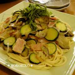 รูปของ ズッキーニとナス、ベーコンの和風パスタ