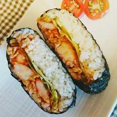 รูปของ エビチリで中華おにぎらず♪