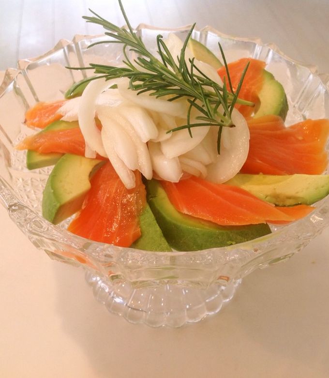 サーモン.アボカド.玉葱のサラダ by T0moco 【クックパッド