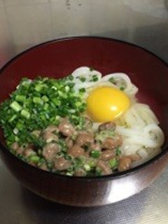 夜食に最適!冷凍うどんの納豆生卵がけ-レシピのメイン写真