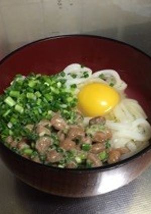 夜食に最適！冷凍うどんの納豆生卵がけ-レシピのメイン写真