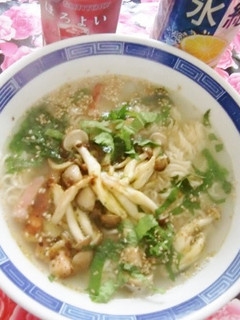 しめじベーコンにスープで味付け塩ラーメン-レシピのメイン写真