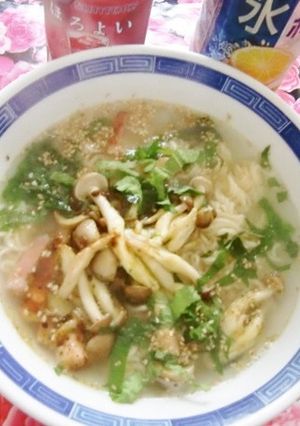 しめじベーコンにスープで味付け塩ラーメン-レシピのメイン写真