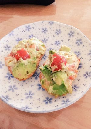 アボカドサラダのフランスパンのせ-レシピのメイン写真