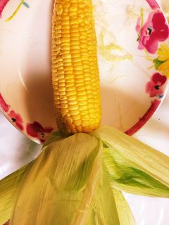 熱いから☆皮を持って食べるトウモロコシ-レシピのメイン写真