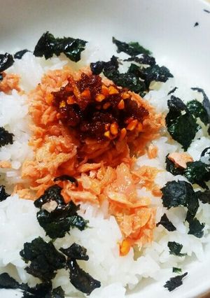 簡単朝ご飯 鮭ほぐしと食べるラー油の丼-レシピのメイン写真