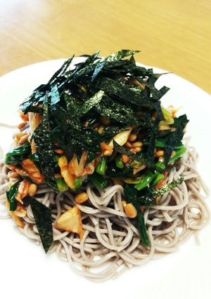 納豆、キムチ、ホウレン草でパスタ風お蕎麦-レシピのメイン写真