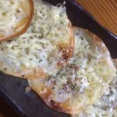 รูปของ 餃子の皮でマヨチーペッパーの簡単つまみ