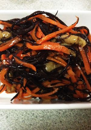 鶏皮でひじきの煮物-レシピのメイン写真