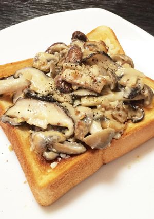 ランチ★きのこストロガノフトースト-レシピのメイン写真