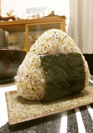 目分量でOK！梅とたぬきのおむすび-レシピのメイン写真